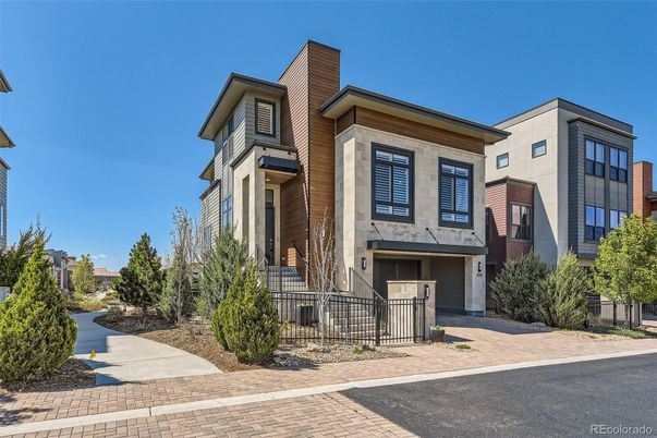Exterior, Facade, Rowhouse