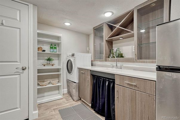 Interior, Recessed Lighting, Washer, Wood Texture Flooring