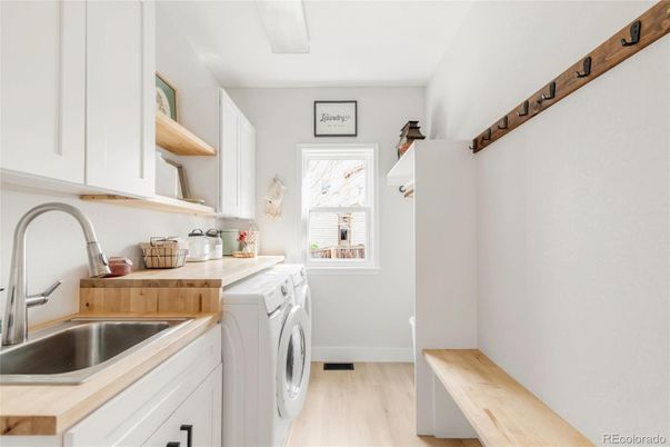 Interior, Washer, Wood Texture Flooring