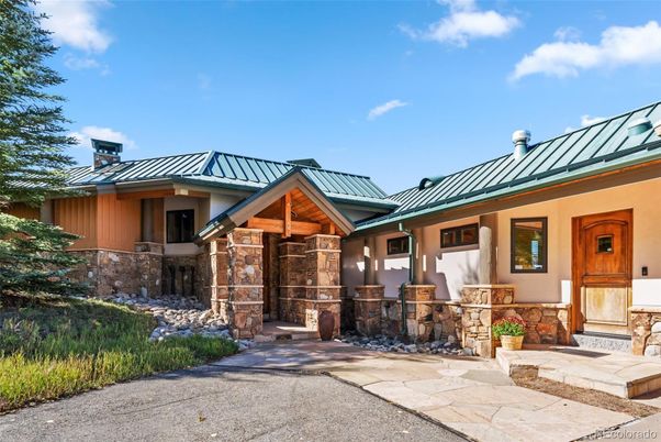 Exterior, Facade, Ranch