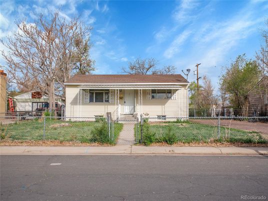Exterior, Facade, Ranch