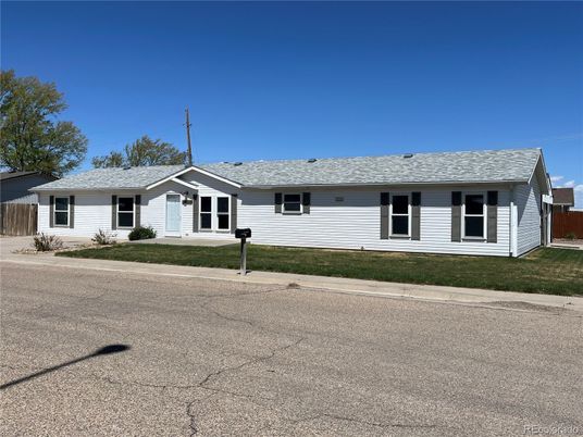 Exterior, Facade, Ranch