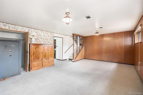 Empty room, Interior