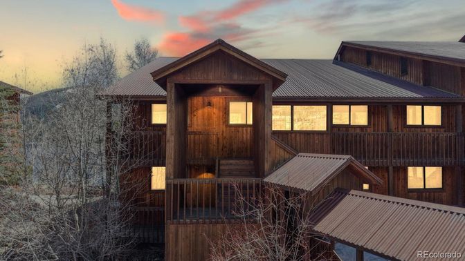 Exterior, Facade, Log Home