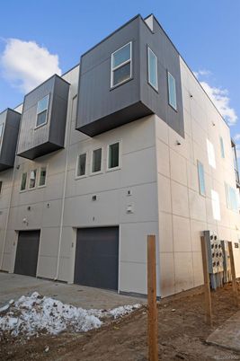 Attached, Exterior, Facade, Rowhouse