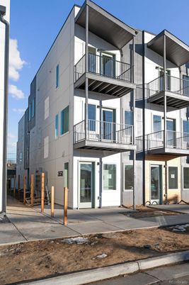 Exterior, Facade, Modern