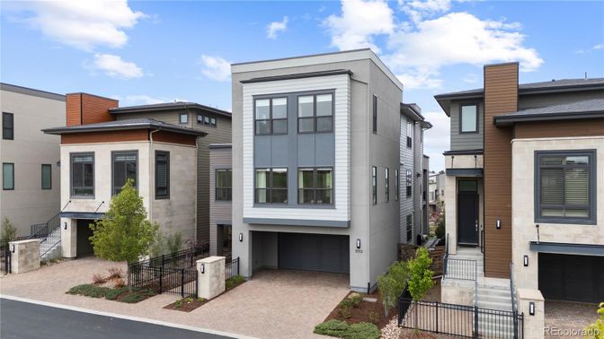 Exterior, Facade, Rowhouse