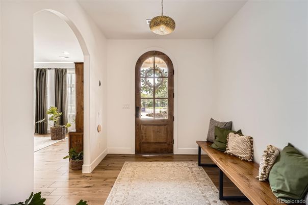 Interior, Pendant Lights, Recessed Lighting, Wood Texture Flooring
