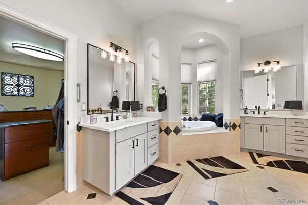 Bathroom, Dual Sink Vanities, Interior, Recessed Lighting