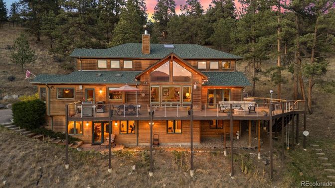 Exterior, Facade, Log Home
