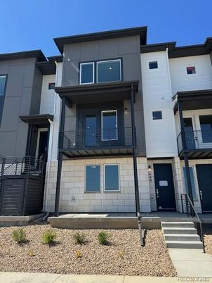 Exterior, Facade, Rowhouse