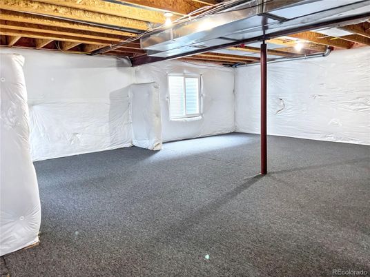 Empty room, Garage, Interior, Wooden Beams
