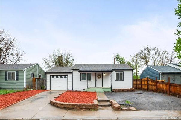 Attached, Exterior, Facade, Ranch