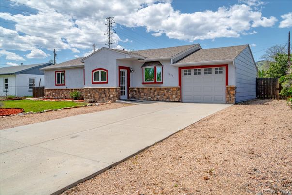 Attached, Exterior, Facade, Ranch