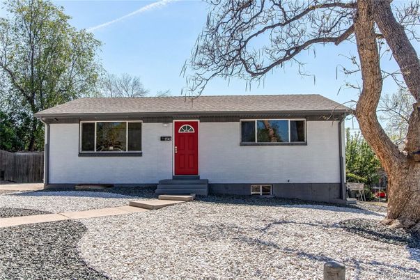 Exterior, Facade, Raised Ranch