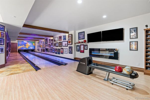 Fitness Equipment, Interior, Recessed Lighting, Wood Texture Flooring