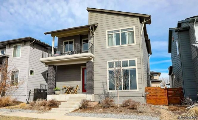 Exterior, Facade, Modern