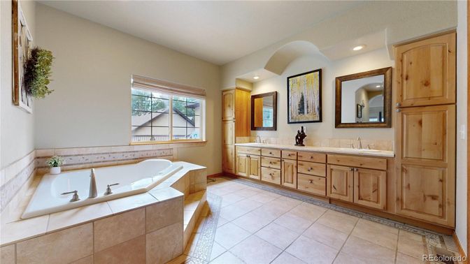 Bathroom, Dual Sink Vanities, Interior, Recessed Lighting