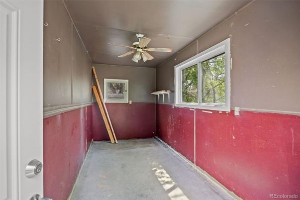 Empty room, Interior