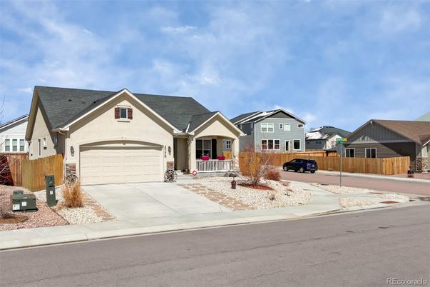 Attached, Exterior, Facade, Ranch