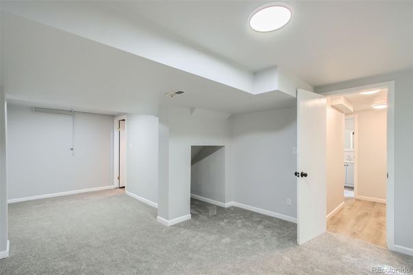 Empty room, Interior