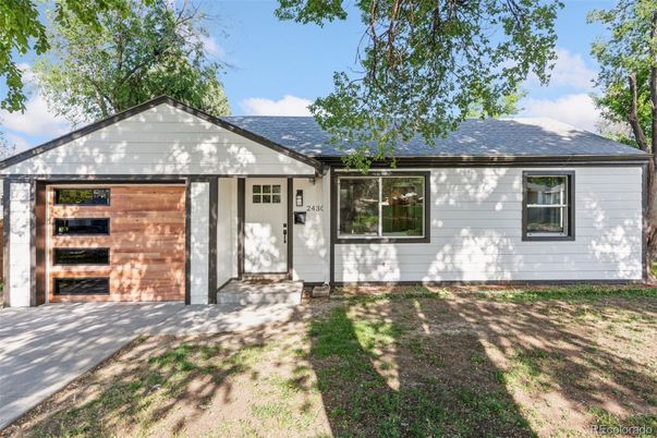 Exterior, Facade, Ranch
