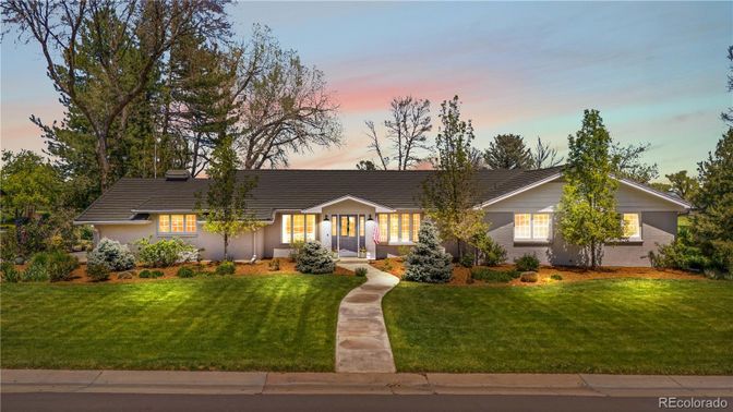 Exterior, Facade, Ranch