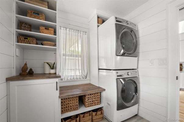 Interior, Utility Closets, Washer, Wood Texture Flooring