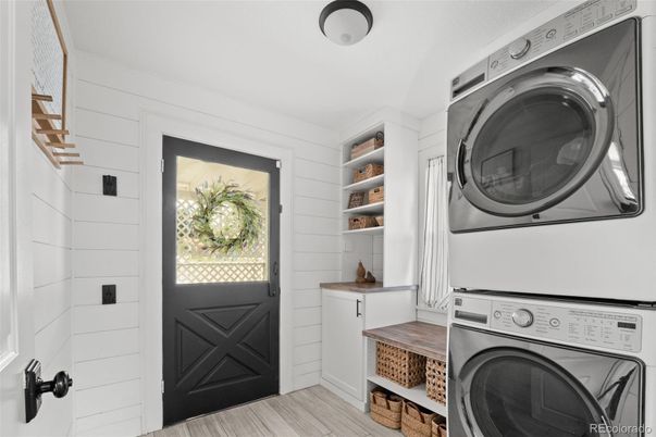 Interior, Utility Closets, Washer, Wood Texture Flooring