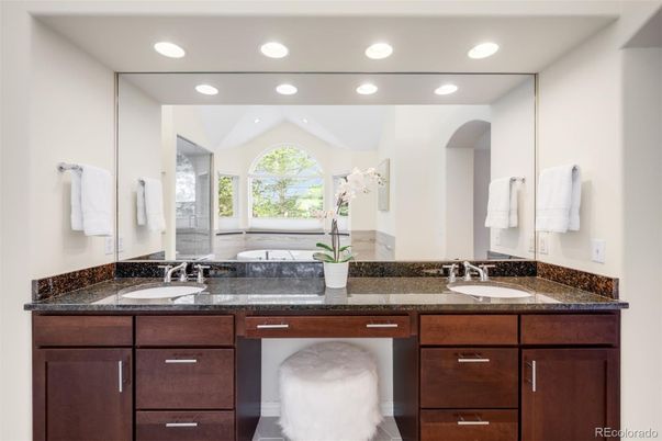 Bathroom, Dual Sink Vanities, Interior, Recessed Lighting