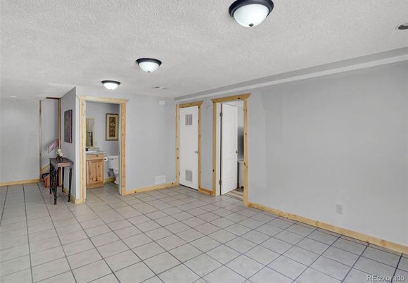 Empty room, Interior