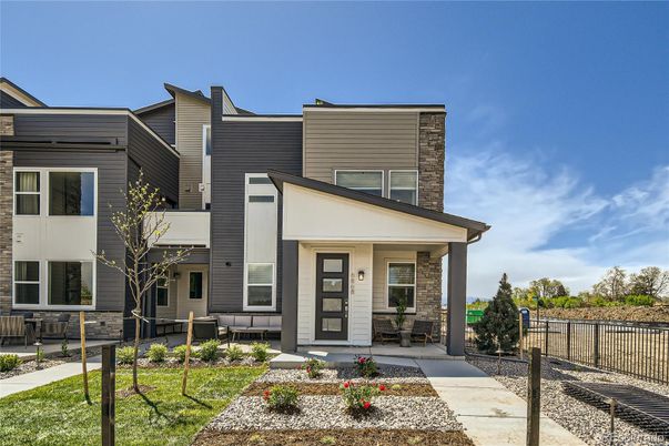 Exterior, Facade, Modern