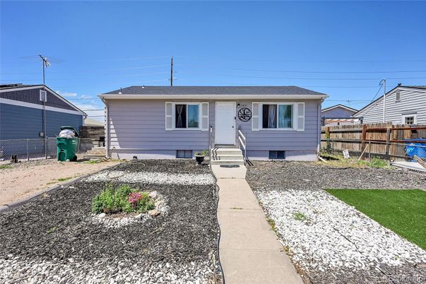 Exterior, Facade, Raised Ranch
