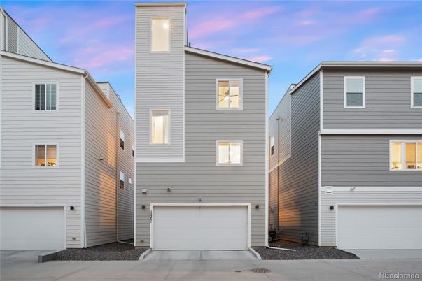 Attached, Exterior, Facade, Rowhouse