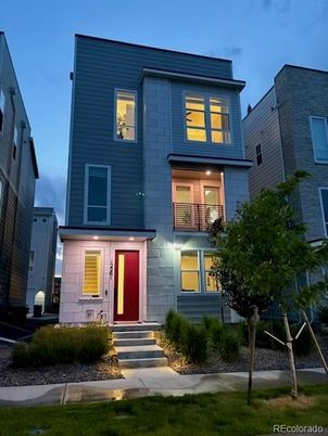 Exterior, Facade, Rowhouse