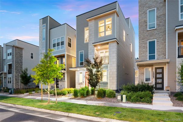 Exterior, Facade, Rowhouse