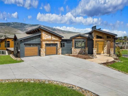 Attached, Exterior, Facade, Ranch