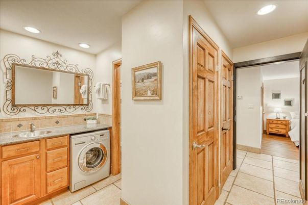 Interior, Recessed Lighting, Washer, Wood Texture Flooring