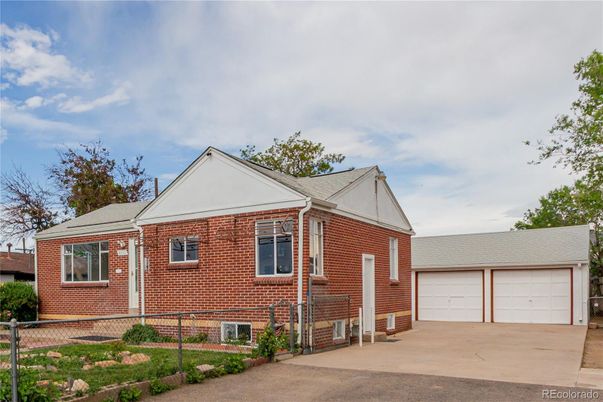 Attached, Exterior, Facade, Brick Facade, Log Home