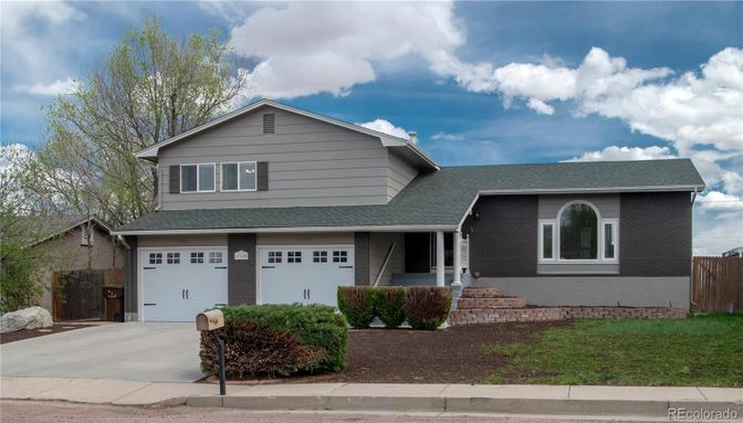 Attached, Exterior, Facade, American Craftsman