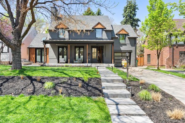 Attached, Exterior, Facade, Queen Anne Victorian