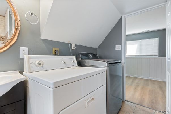 Interior, Washer, Wood Texture Flooring