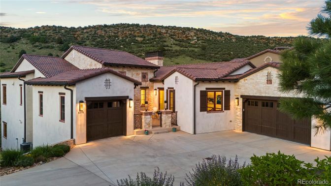 Attached, Exterior, Facade, Mediterranean