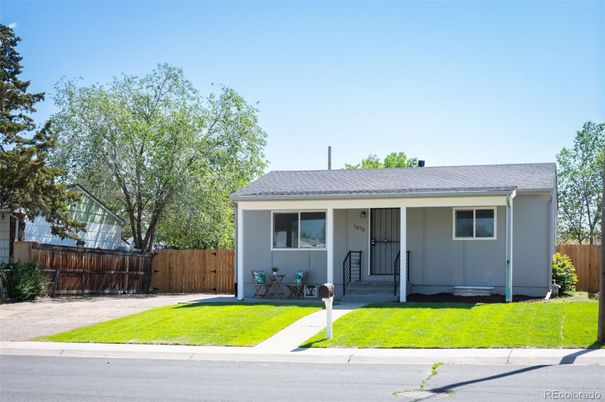 Exterior, Facade, Ranch