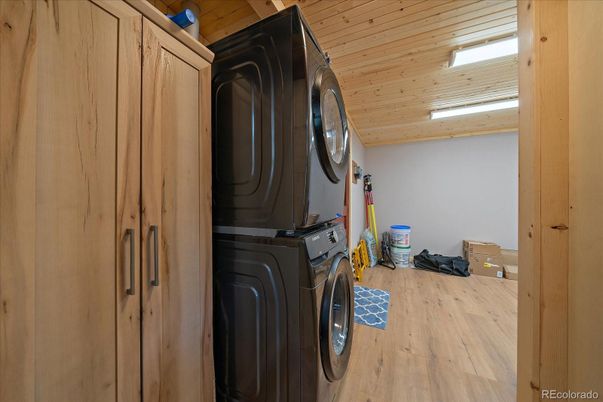 Interior, Washer, Wooden Ceilings, Wooden Walls