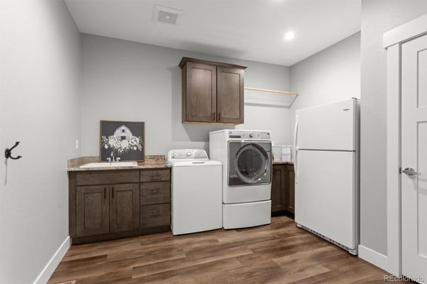 Interior, Recessed Lighting, Washer, Wood Texture Flooring