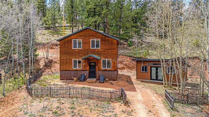 Exterior, Facade, Log Home