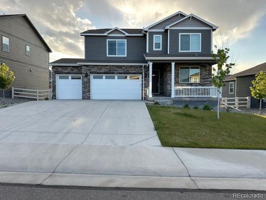 Attached, Exterior, Facade, American Craftsman