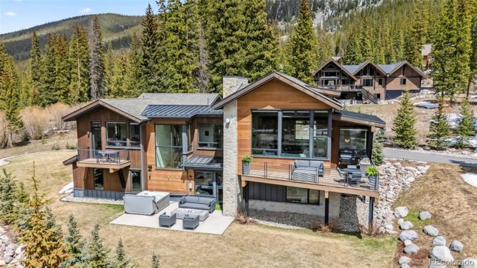 Backyard, Exterior, Facade, Hot Tub, Log Home