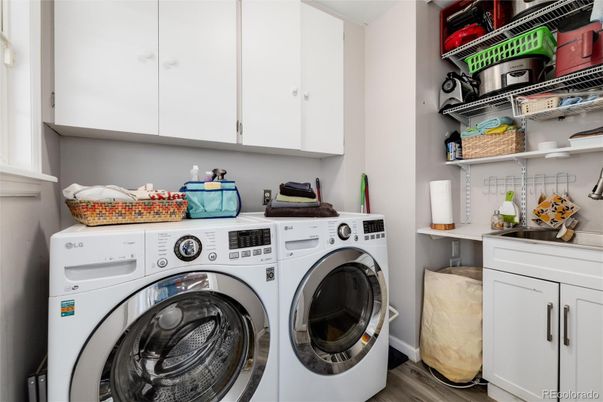 Interior, Washer, Wood Texture Flooring
